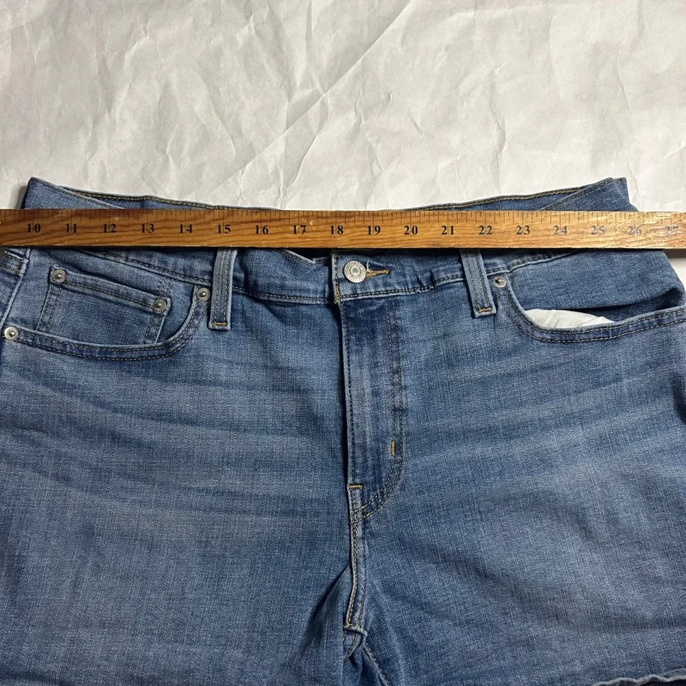 Levi's Mid Length Denim Shorts Womens‎ Size 32 Blue Jean